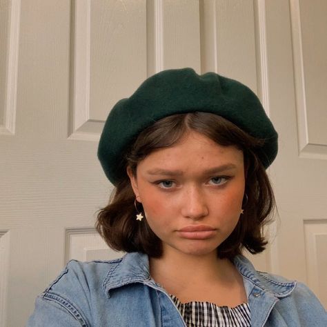 Green Beret Outfit, Beret Aesthetic, Beret Outfit, Art Girl Aesthetic, Green Beret, Painting Of Girl, Dark Forest Green, Beret Hat, Outfit Inspo Fall