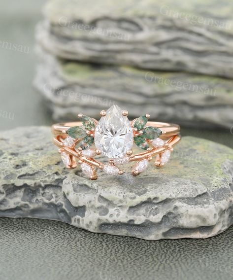 Pear Shaped Moissanite Engagement Ring Set Vintage Rose Gold Moss Agate Bridal Set Marquise Cut Leaf Moissanite Wedding Band for Women Gift Ring Specifications The Engagement ring: ➝Main Stone: Pear shaped Moissanite ➝Size: 6*8mm ➝Side Stones: Moss agate ➝Carats: 0.28ct ➝Band Width: 1.5mm ➝Band Thickness: 1.2mm The Wedding band: ➝Stones: Natural Diamonds or Moissanite ➝Carats: 0.28ct ➝Band Width: 1.3mm ➝Band Thickness: 1.2mm All rings can be made of solid 10k/14k/18k rose gold, white gold, yello Moss Agate Rose Gold Engagement Ring, Simple But Cute Wedding Rings, Engagment Ring Sets, Connected Engagement And Wedding Ring, Flower Shaped Wedding Ring, Fairy Ring Wedding, Wedding Rings Rustic, Engagement Rings For Plus Size Women, Unique Ethical Engagement Rings