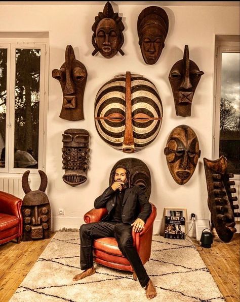 African Art Interior Design, Afrofuturism Home Decor, Afrofuturism Decor, African Art Decor, Afro Futurism Decor, Afro Home Decor, Afro Interior Design, African Sculpture Art, Afrocentric Living Room Ideas