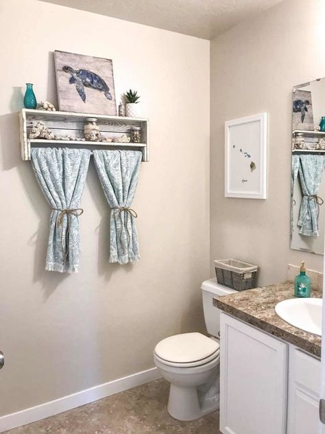 28 Beach Bathroom Ideas That Will Give You The Ultimate Exotic Vibes Diy Beach Bathroom Decor, Beach Themed Bathroom Ideas, Ocean Themed Bathroom Decor, Turtle Bathroom, Beach Theme Bathroom Decor, Makeover Kamar Mandi, Ocean Bathroom, Coastal Bathroom Decor, Beachy Bathroom