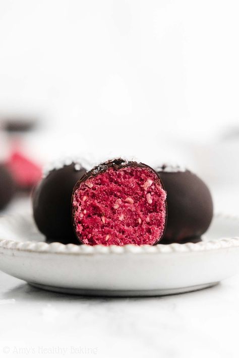 The ULTIMATE Healthy Raspberry Truffles – only 6 ingredients & 20 calories! They’re really simple to make, and they don’t taste healthy at all! The BEST truffles I’ve ever had! ♡ easy raspberry truffles recipe. clean eating chocolate truffles. dairy free vegan dark chocolate truffles. how to make the best gluten free raspberry truffles. Healthy Apple Pie Oatmeal, Raspberry Truffles, Almond Cheesecake, Oatmeal Snacks, Cranberry Oatmeal, Oatmeal Breakfast Cookies, Homemade Truffles, Chocolate Cranberry, Gift Homemade