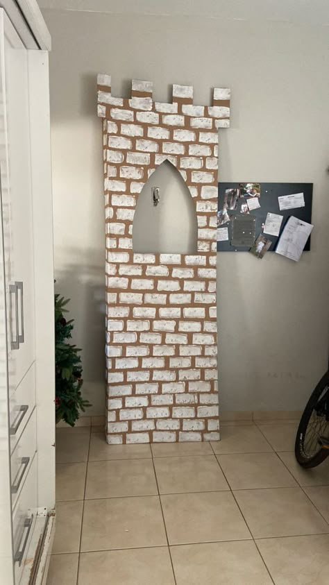 Torre medieval feita de papelão Castle Theme Decorations Medieval Party, Medieval Decorations Party, Medevil Decorations, Medieval Decorations Diy, Castle Theme Classroom, Castle Classroom, Tavern Decor, Medieval Banquet, Sunday School Projects