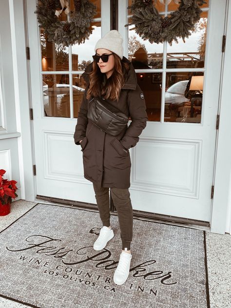 Winter outfit ideas / outfit ideas / fashion inspo / puffer jacket Outfit Ideas Fashion, Winter Outfit Ideas, Ideas Outfit, Puffer Coat, Winter Outfit, Puffer Jacket, Belt Bag, Casual Chic, Cold Weather