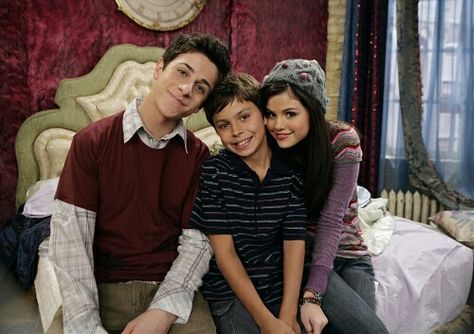 Wizards of Waverly Place Justin Russo, Max Russo & Alex Russo Max Russo, Old Disney Shows, Jake T Austin, Old Disney Channel, Wizards Of Waverly, Alex Russo, Rose Byrne, Disney Channel Shows, Wizards Of Waverly Place