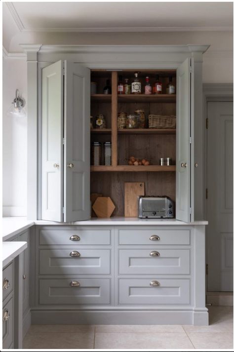 Smallbone Kitchens, Georgian Kitchen, Shaker Kitchens, Kitchen Larder, Georgian Interiors, Built In Pantry, Small Kitchen Layouts, Victorian Kitchen, Kitchen Cabinet Styles