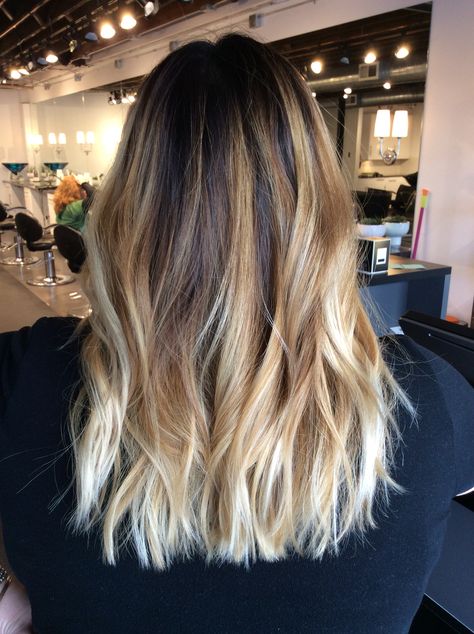 Ombré balayage with dark brown root. Warm blonde balayage Dark Ombre Hair, Brown To Blonde Balayage, Rambut Brunette, Blond Ombre, Blonde Balayage Highlights, Blond Balayage, Blonde Wavy Hair, Warm Blonde, Brunette Balayage Hair