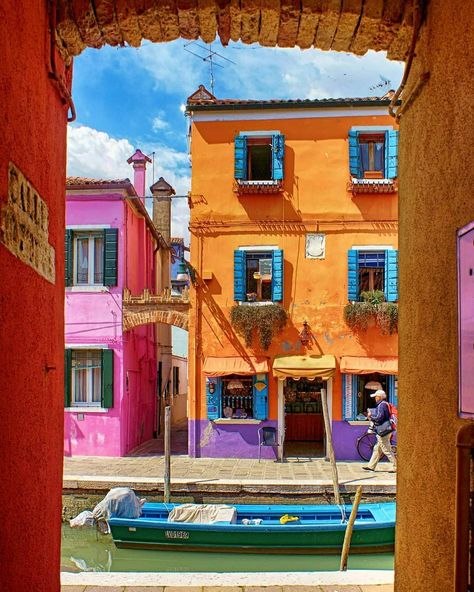 Study Abroad Europe, Burano Island, Somewhere In Northern Italy 1983, Veneto Italy, Venice Travel, Colourful Buildings, Italy Photography, Europe Summer, Travel Trip