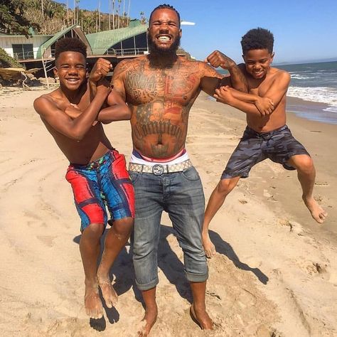 Rapper "The Game" With His Sons Two Sons, Black Fathers, Celebrity Families, Gangsta Rap, Black Celebrities, Mommy Style, Black Families, Cute Family, Family Goals