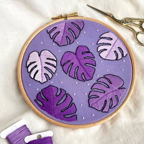 Embroidery patterns - Loes’s Instagram photo: “Tadaaaa✨ I’m happy to introduce you to my latest pattern. The pattern is now up on my Etsy. I’m a sucker for all the cosy fall vibes, but…” Plant Embroidery Pattern, Monstera Embroidery, Embroidery Satin Stitch, Embroidery Beginner, Plant Embroidery, Satin Stitch Embroidery, Embroidery Download, Contemporary Embroidery, Christmas Embroidery