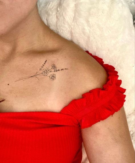 Daisy Tattoo On Collarbone, Flower Bouquet Tattoo Collar Bone, Birth Flower Tattoos Collar Bone, Holly And Daisy Flower Tattoo, Daisy Taurus Tattoo, Daisy Side Tattoo, Daisy Collarbone Tattoo, April Daisy Tattoo, Daisy Tattoo Collar Bone