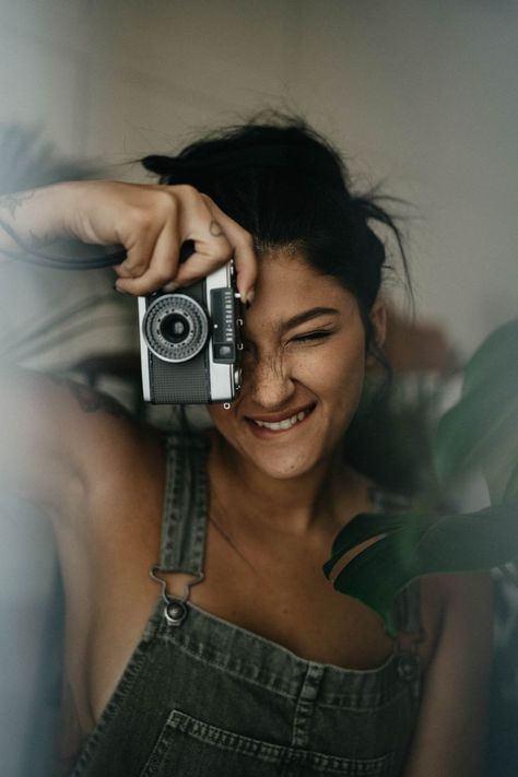 Vintage Camera Photoshoot, Photographer Aesthetic Girl, Photographer Photoshoot With Camera, Camera Photoshoot, Photographer Self Portrait, Camera Portrait, Camera Studio, Diy Photoshoot, Studio Lifestyle