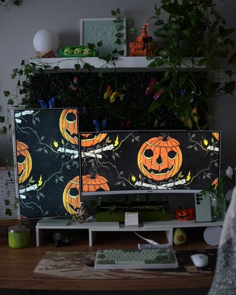 🎃 halloween desk decor! 🎃 Finally starting to cool down and feel like fall. All links are in my bio! ☺️If it’s not the exact item I added Amazon substitutes. cozy gaming setup | white pc | desk setup | game room | setup inspiration | pc setup | cozy desk | cozy gamer | cozy room | setup gamer | girl gamer | desk aesthetic | halloween | halloween decor | halloween desk decor | spooky season | fall | fall decor | Tags #whitedesksetupideas #whitedesksetup #monitorstand #gameroomsetup #whitep... Gamer Desk Aesthetic, Setup Gamer Girl, Pc Desk Setup, Halloween Desk Decor, Game Room Setup, Cozy Gaming Setup, White Desk Setup, Setup Inspiration, Cozy Gamer