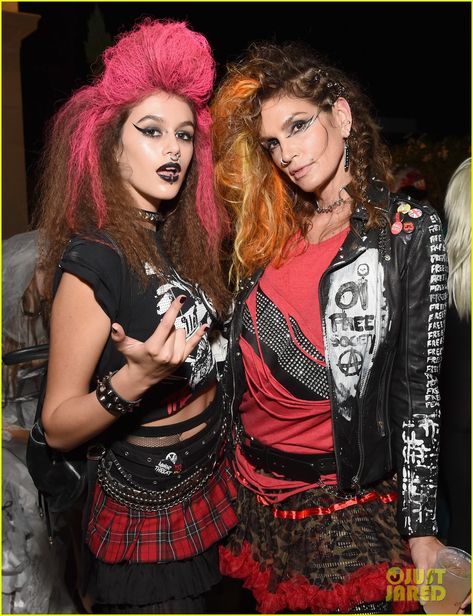 kaia gerber family punk rockers casamigos party 02 Punk Rock Costume Women, Disfraz Rock And Roll, Punk Rock Halloween Costumes, Punk Rocker Costume, Punk Rock Costume, Celebrity Couple Costumes, Rocker Costume, 80s Costumes, Rock Costume