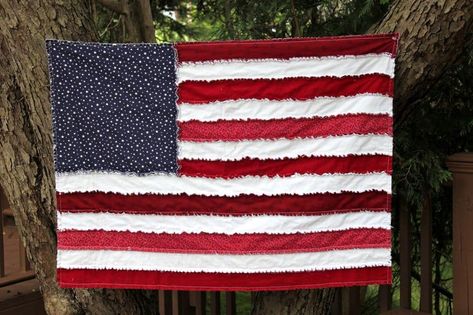 Flag Rag Quilt, Rag Quilting, Cool American Flag, Japanese Quilt Patterns, American Flag Quilt, Rag Flag, Quick Quilts, Patriotic Garden Flag, Rag Quilt Patterns