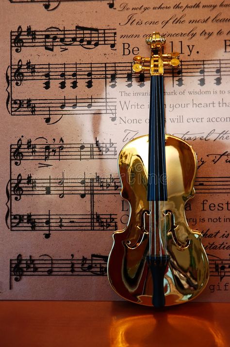 Golden Violin, Violin Stand, Violin Photography, Music Designs, Violin Instrument, Violin Art, Sheet Music Art, Artistic Wallpaper, Music Drawings