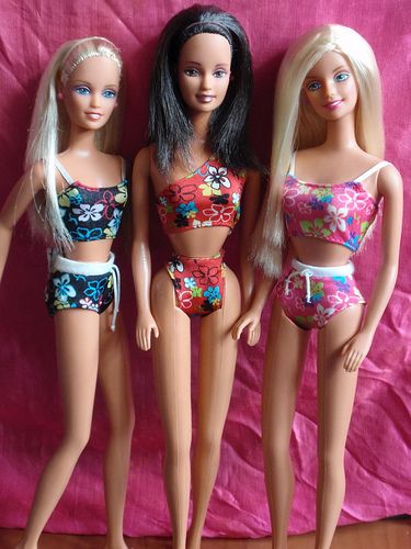 Hawaii Barbie 1999 Hawaii Barbie, Teresa Barbie, Barbie Swimsuit, American Flag Clothes, Blonde Barbie, Barbie 80s, Slippers Cute, Barbie 2000, Barbie Sisters