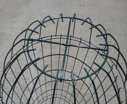 Garden Cloche, Old Milk Cans, Plant Cages, Garden Bench Diy, Faux Fireplace Diy, Diy Herb Garden, Wire Diy, Tomato Cages, Black Spray Paint