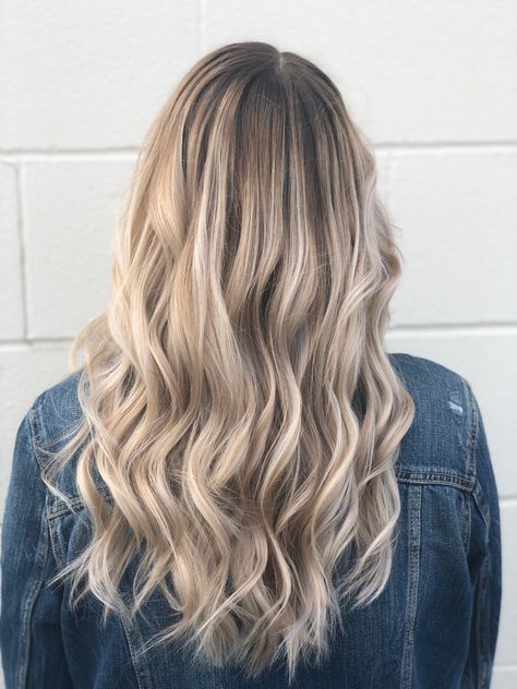 Champagne blonde balayage. Champagne Blonde Balayage, Champagne Blond, Icy Hair, 30 Hair Color, Baby Pink Hair, Champagne Blonde Hair, Blond Ombre, Balayage Blond, Ombre Blond