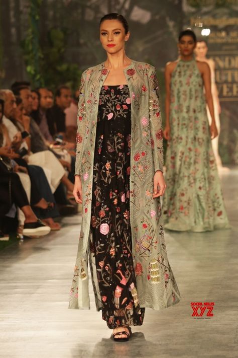 Mughal Jaal, Delhi Fashion, Faiza Saqlain, Dress Brokat Modern, Rahul Mishra, Outer Dress, Mughal Architecture, Eastern Fashion, New Delhi India