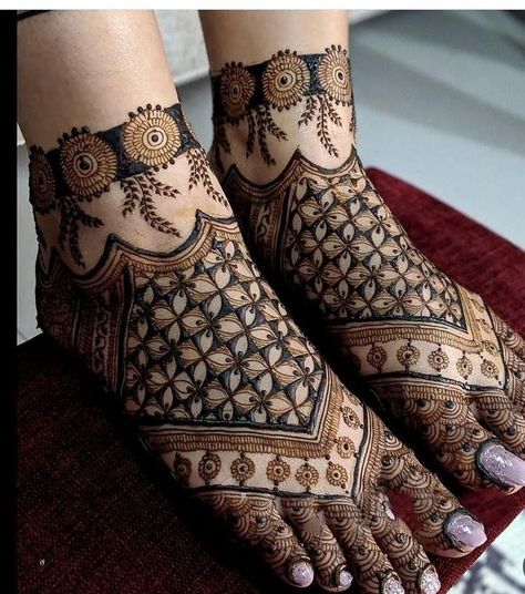 Mendhi Designs Bridal Leg, Bride Leg Mehendi Design Simple, Bridal Mehndi For Back Hands, Legs Mendhi Designs, Leg Mehendi Designs For Bride, Bridal Mehndi Foot Designs, Feet Mehndi Designs Bridal, Mehndi On Foot, Mehendi Designs For Legs Bridal