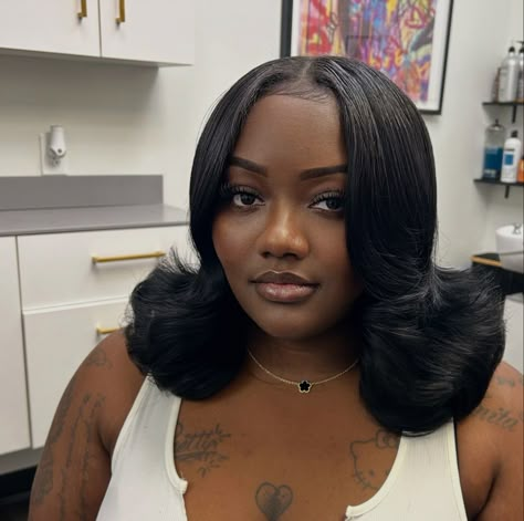 Flip Ends Hairstyle, Lob Layers, Flipped Bob, Beauty Ideas Skincare, Hair Calendar, Curls Black Women, 31 Birthday, Hairstyles Side Part, Voluminous Hairstyles