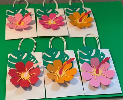 Luau Decor, Luau Party Favors, Luau Decorations, Luau Theme Party, Hawaii Party, Moana Party, Luau Theme, Flower Colors, Hawaiian Theme