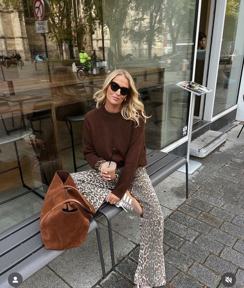 Suede Sneakers Outfit, Suede Bag Outfit, Leopard Jeans Outfit, Brown Samba, Brown Suede Bag, Outfit Brown, Sneaker Outfits Women, Samba Outfit, Suede Tote Bag