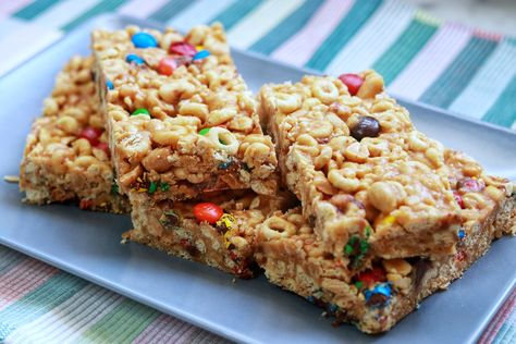 No Bake Cereal Bars Treats With Cheerios, No Bake Cereal Bars, Make Rice Crispy Treats, Three Ingredient Cookies, Macadamia Nut Cookies Recipe, Cereal Bars Recipes, Cookie Recipes For Kids, Chocolate Oatmeal Cookies, Cereal Bars