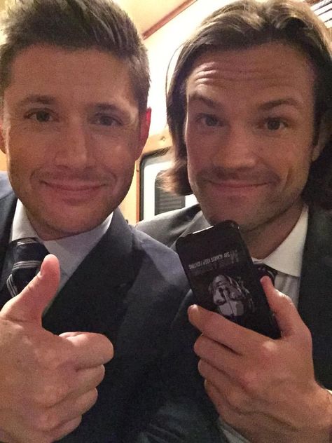 Spn Fandom, Supernatural Bunker, Supernatural Actors, Jensen And Misha, Jensen Ackles Jared Padalecki, Supernatural Pictures, Winchester Supernatural, Supernatural Tv Show, Sam Dean