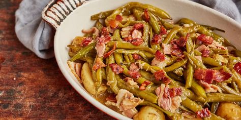 This classic southern green bean recipe is popular across the American Deep South. Slow-cooked and tender, the beans are braised with bacon and new potatoes. Southern Green Beans Recipe, Slow Cooked Green Beans, Southern Green Bean Recipes, Potatoes And Chicken, Southern Green Beans, Green Bean Recipe, Green Beans Side, Southern Greens, Southern Cooking Recipes