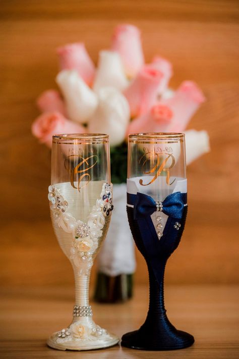 ¡Su primer brindis de casados no pasará inadvertido con estas ideas!    #Matrimoniocompe #Organizaciondebodas #Matrimonio #Novios #TipsNupciales #CaminoAlAltar #MatriPeru #BodaPeru #DetallesDeBoda #CopasDeMatrimonio #BrindisNupcial Bottle Craft, Wedding Gifts For Guests, Bottle Crafts, Champagne Flute, Minnie Mouse, Dream Wedding, Wedding Gifts, Champagne, Wedding Ideas