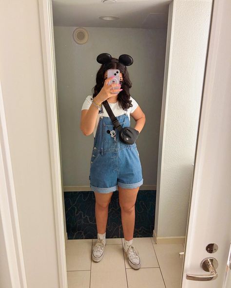 Disney Overalls Women, Disneyland Jumpsuit Outfit, Overall Disney Outfit, March Disney World Outfits, Hairstyles To Wear With Mickey Ears, Overalls Outfit Disney, Universal Studios Outfit Plus Size, Disney Overalls Outfit, Cute Summer Disney Outfits