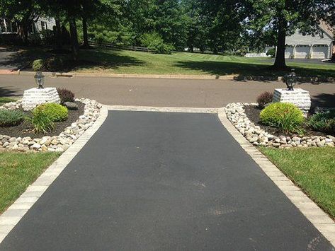 Driveway Ideas Cheap, Driveway Border, Driveway Edging, Paved Driveway, Modern Driveway, Driveway Ideas, Asphalt Driveway, Pavers Backyard, Driveway Paving