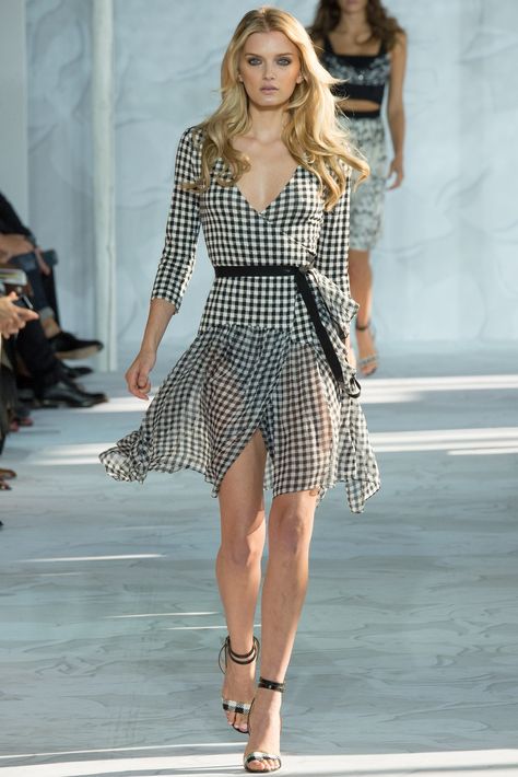 Diane von Furstenberg Spring 2015 Ready-to-Wear Fashion Show Fashion Week Nyc, Lily Donaldson, Black And White Outfit, Mode Tips, 2015 Trends, Checkered Dress, Vogue Australia, Looks Chic, 2015 Fashion