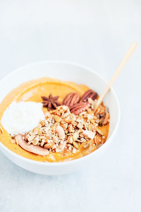 Healthy Pumpkin Pie Smoothie Bowl | This simple pumpkin pie smoothie bowl is dairy-free, vegan, paleo, and gluten-free, and packed with lots of pumpkin spice flavor. Made with pumpkin purée and frozen rice cauliflower (you can’t taste it!) for an extra dose of vegetables. Perfect for cozy fall mornings. | Loveleaf Co. | #loveleaf #pumpkin #pumpkinspice #smoothie #glutenfree #smoothiebowl #paleo #vegan #easyrecipe #breakfast #healthy #easybreakfast Pumpkin Smoothie Bowl, Pumpkin Spice Smoothie Bowl, Simple Pumpkin Pie, Pumpkin Healthy, Frozen Rice, Smoothie Bowl Vegan, Healthy Pumpkin Pie, Rice Cauliflower, Vegan Smoothie Bowl