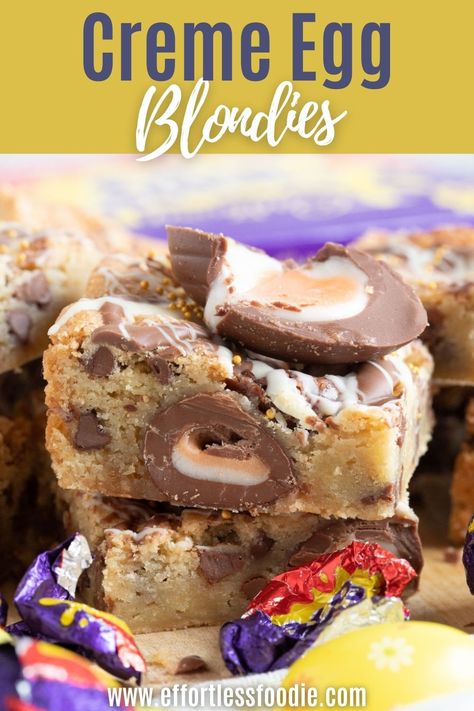 Decadent and fudgy creme egg blondies, studded with mini creme eggs, chocolate chips, and topped with halved full-size creme eggs and a chocolate drizzle. Mini Egg Recipes, Creme Eggs, No Egg Desserts, Cadbury Creme Egg, No Egg Cookies, Blondies Recipe, Easter Baking, Creme Egg, Easter Eggs Chocolate