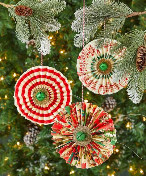 34 DIY Paper Ornaments for the Perfect Tree Diy Paper Ornaments, Paper Ornaments Diy, Make A Paper Flower, Pretty Christmas Ornaments, Diy Christmas Paper, Paper Snowflakes Diy, Iconic Christmas, Christmas Craft Fair, Paper Snowflake