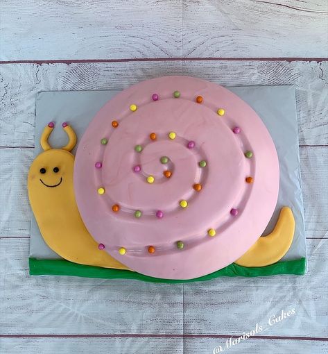 Snail Birthday Cake, Snail Birthday Party, Pinapple Party, Toddler Birthday Cake, Snail Party, Snail Cake, Toddler Birthday Cakes, Cake Confetti, Edible Creations