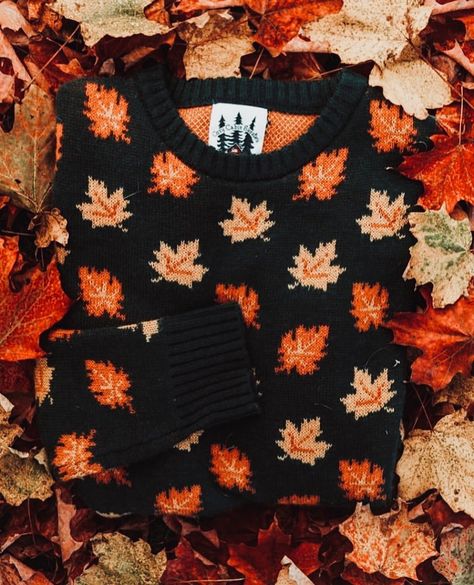 the feeling of fall nostalgia; on Instagram: “such a cute autumn sweater🍁📸:@sarahkjp” Kiel James Patrick Sweater, Leaf Sweater, Maple Leaf Design, Kiel James Patrick, La Outfits, James Patrick, Casual Sweater, Fall Leaf, Heavy Knit