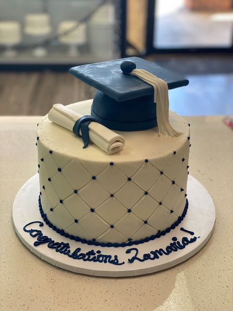 Graduation Theme Cake, Male Graduation, Grad Cakes, Graduation Cake Designs, Grad Party Invitations, Graduation Party Cake, Grad Cake, Graduation Dinner, Family Cake