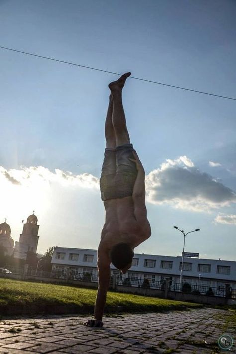 Move your body and lift your spirits in a variety of programs led by top performers. -Learn to increase the time you can hold a handstand and build the confidence and skill necessary to leave the wall behind and be able to handstand anywhere.   Gym in #SpringfieldVA! Calisthenics Revolution. Handstand Calisthenics, Convict Conditioning, Frank Medrano, Queen Tiye, Calisthenics Body, Workout Calisthenics, Muscle Boy, Outdoor Gym, Body Weight Training