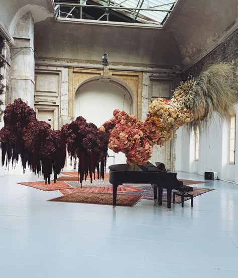 8 Abstract Floral Designers You Should Be Following Right Now ⋆ Ruffled Arreglos Ikebana, Dyed Flowers, Tattoo Plant, Flower Installation, Floating Flowers, Grand Piano, Deco Floral, Grand Palais, Decoration Inspiration