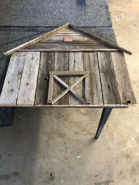 Old Wood Repurposed, Small Barnwood Projects, Old Fence Wood Projects, Old Fence Board Projects, Old Barn Wood Projects, Old Barn Wood Ideas, Barn Board Crafts, Wood Lath Art, Barnwood Crafts