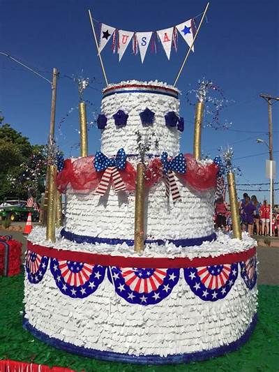 Float Decorations Parade, Float Decorations Parade Diy, Parade Float Ideas, Chamber Ideas, Bday Decoration, Parade Float Decorations, Firework Stands, Homecoming Floats, Giant Cake