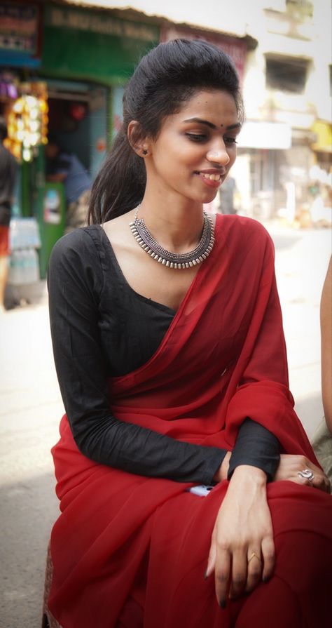 Ethnic wear , ethnic shoot Blouse Design For Plain Saree, Black Blouse Saree Combination, Red Saree With Black Blouse, Saree Thoughts, Bridesmaid Colours, Saree Combination, Chiffon Blouses Designs, Farewell Sarees, Swag Dress