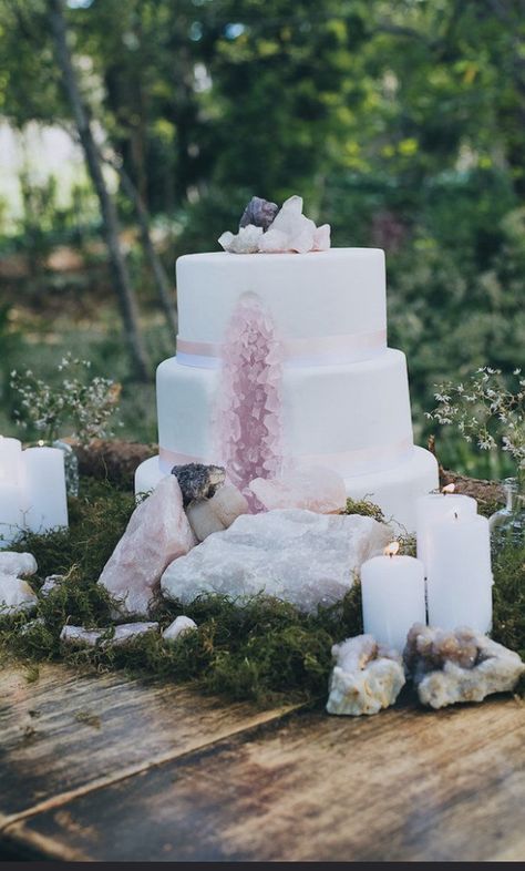 Garden Quince, Geology Wedding, Geode Cakes, Spiritual Wedding, Witchy Wedding, Witch Wedding, Campground Wedding, Geode Wedding, Geode Cake