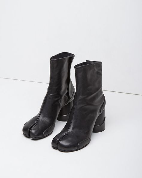 Maison Martin Margiela Line 22 / Future Tabi Boot #fw14 Mm6 Boots, Split Toe Boots, Art Feminism, Tabi Boots, Mode Shoes, Tabi Shoes, Margiela Shoes, Shoe Inspo, Unique Shoes