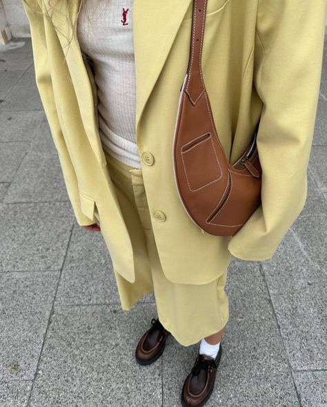 outfit color vainilla trend Yellow Bag Outfit, Yellow Blazer Outfit, What To, Yellow Blazer, Bag Outfit, Grown Women, Butter Yellow, Street Style Trends, Yellow Aesthetic