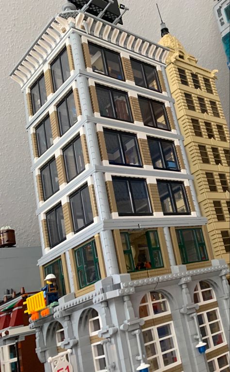 Lego Skyscraper Moc, Lego Hotel Ideas, Lego Skyscraper, Lego App, Minecraft Skyscraper, Lego Hotel, Big Lego, Lego Boards, Lego Modular