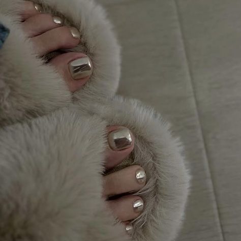 Post by MISUD Chrome Pedicure Toenails, Chrome Pedicure, Cute Valentines Nails, Pedicure Toenails, 30 Nails, Fashion Outfits Ideas, Nails Bling, Fake Toenails, Cute Nail